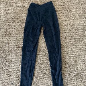 Alphalete surface legging black pebble